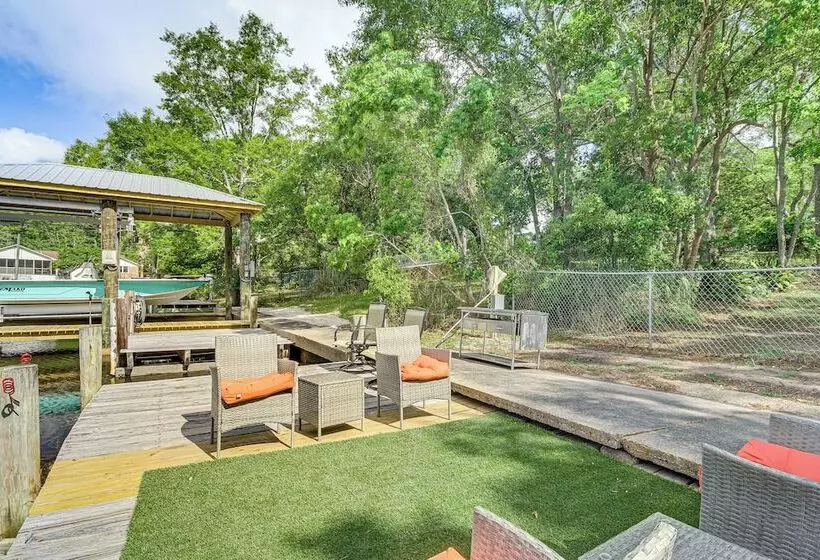 Waterfront Ocean Springs Retreat: Lanai & Hot Tub!
