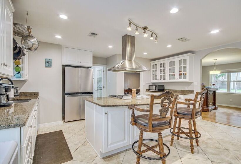 Waterfront Ocean Springs Retreat: Lanai & Hot Tub!