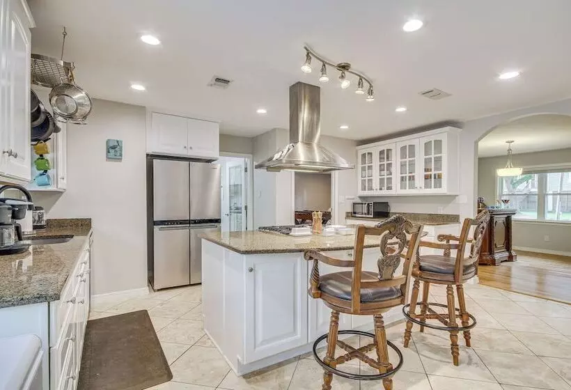 Waterfront Ocean Springs Retreat: Lanai & Hot Tub!
