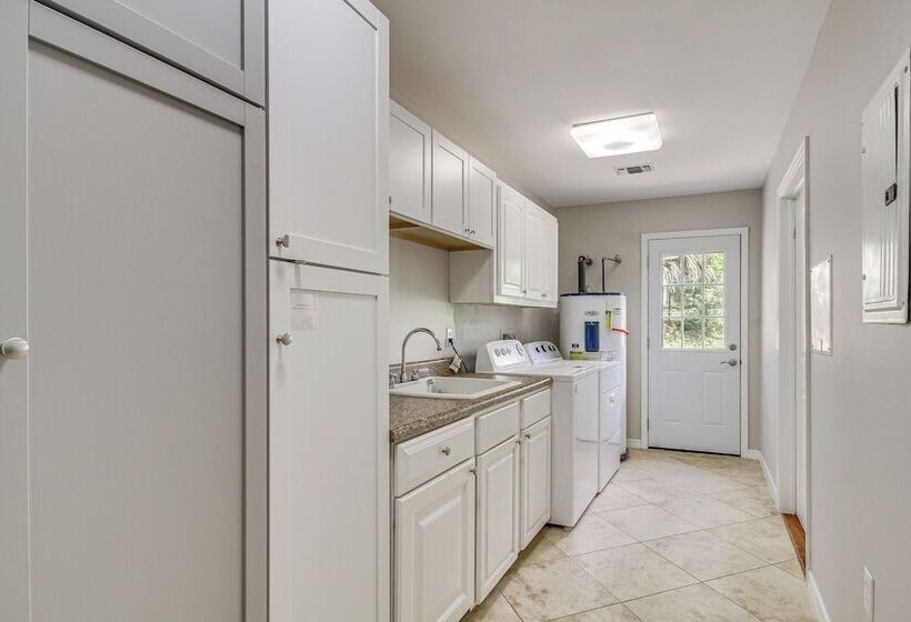 Waterfront Ocean Springs Retreat: Lanai & Hot Tub!