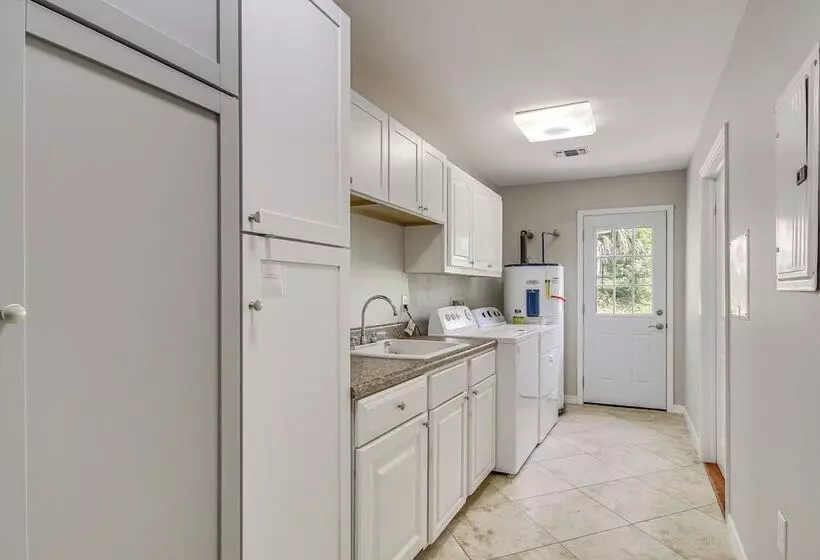 Waterfront Ocean Springs Retreat: Lanai & Hot Tub!