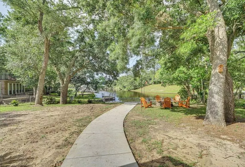 Waterfront Ocean Springs Retreat: Lanai & Hot Tub!