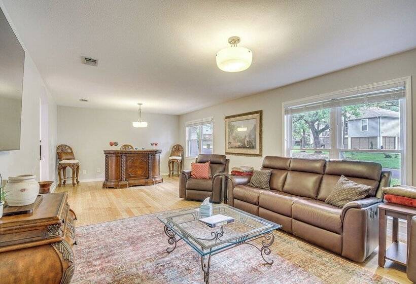 Waterfront Ocean Springs Retreat: Lanai & Hot Tub!