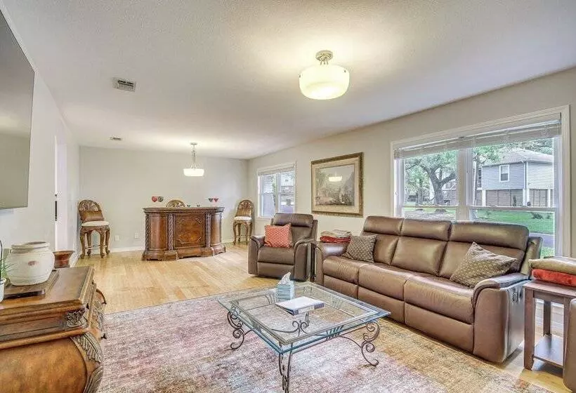 Waterfront Ocean Springs Retreat: Lanai & Hot Tub!