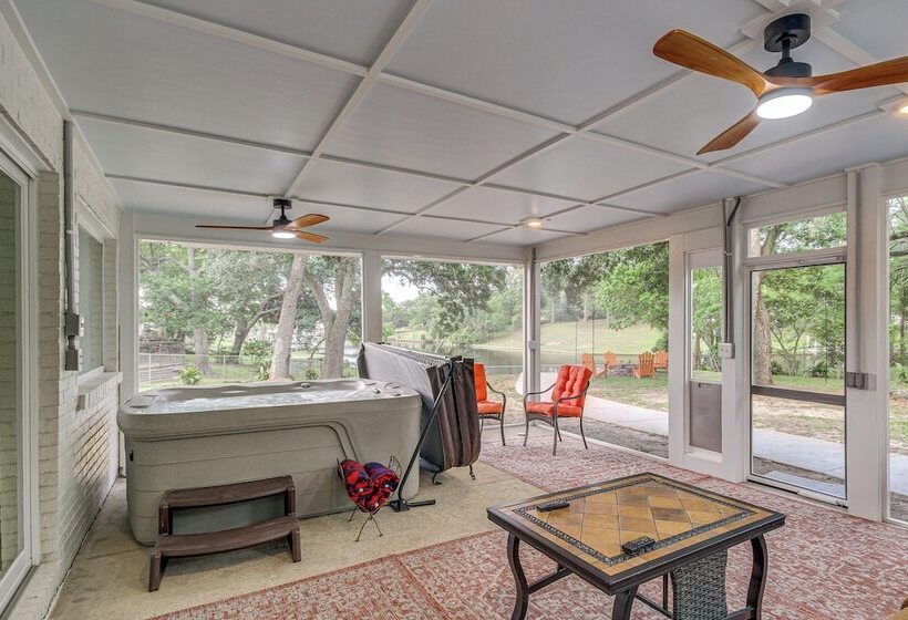 Waterfront Ocean Springs Retreat: Lanai & Hot Tub!