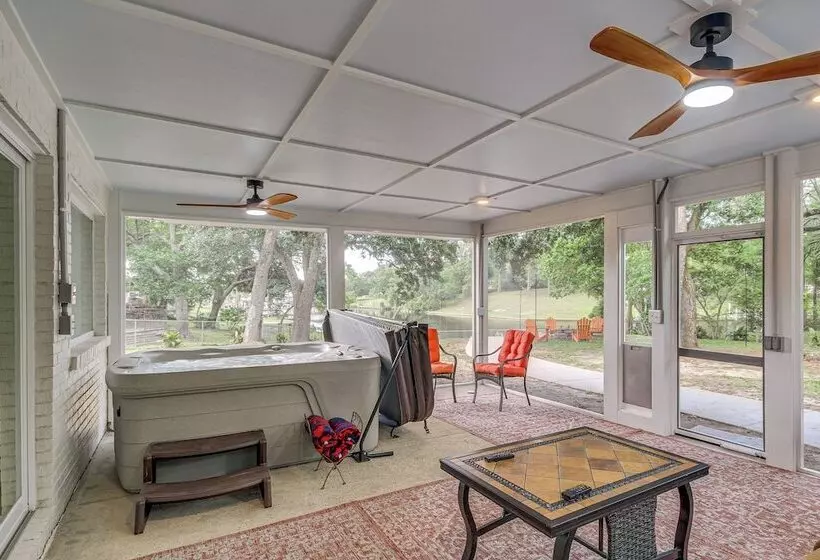 Waterfront Ocean Springs Retreat: Lanai & Hot Tub!