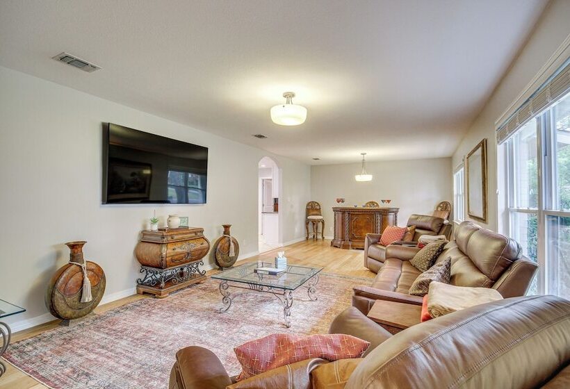 Waterfront Ocean Springs Retreat: Lanai & Hot Tub!