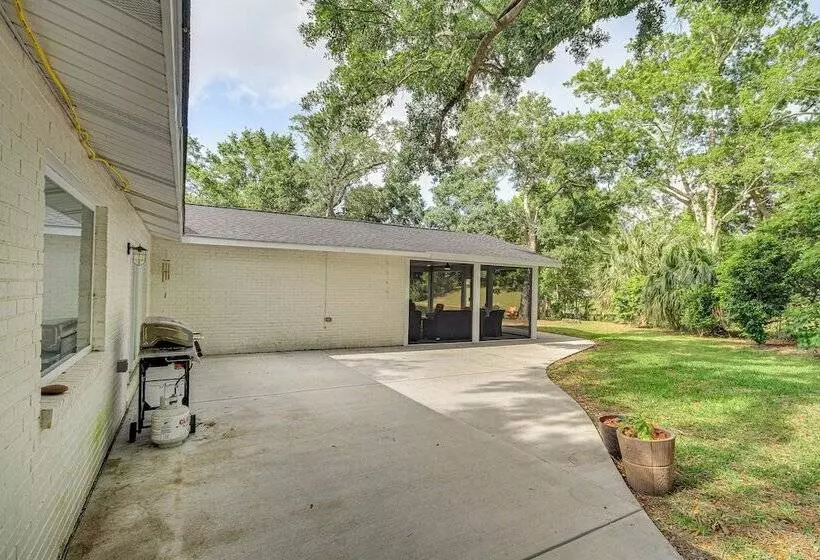 Waterfront Ocean Springs Retreat: Lanai & Hot Tub!