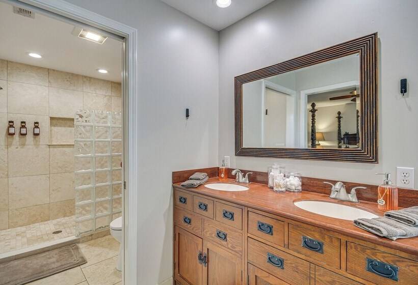 Waterfront Ocean Springs Retreat: Lanai & Hot Tub!