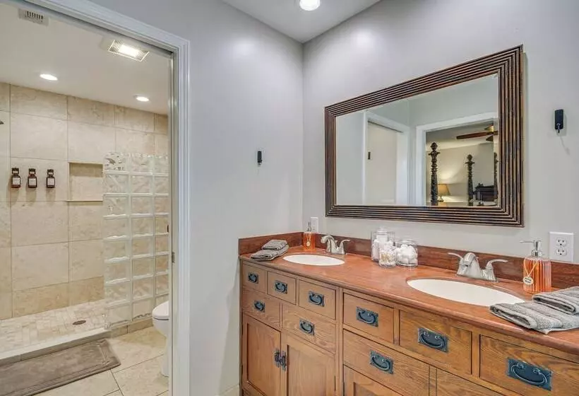 Waterfront Ocean Springs Retreat: Lanai & Hot Tub!