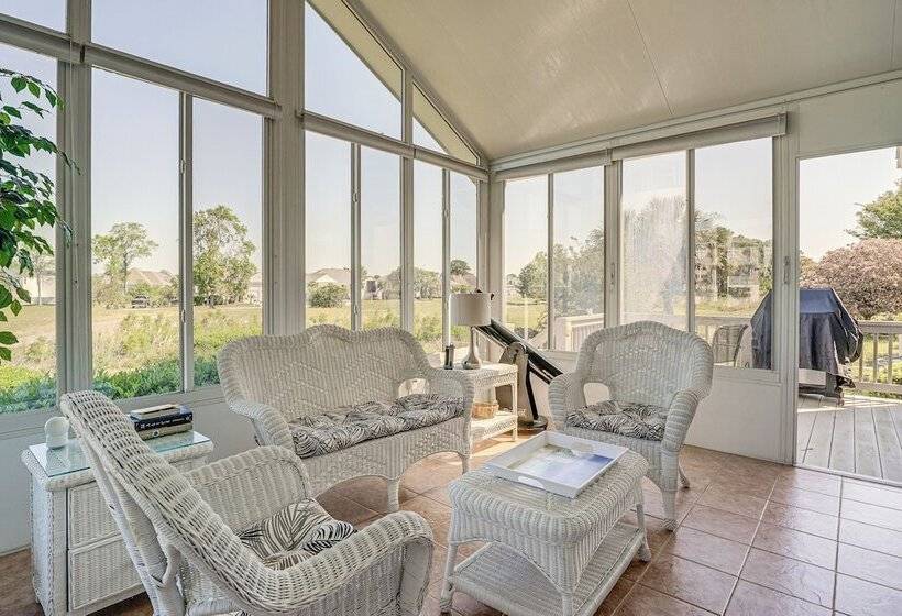 Wilmington Home W/ Sunroom & Private Deck!