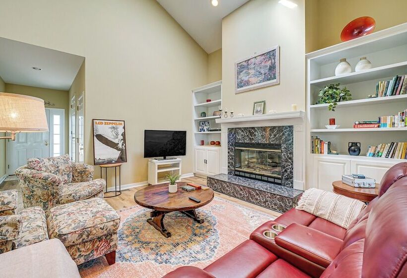 Wilmington Home W/ Sunroom & Private Deck!