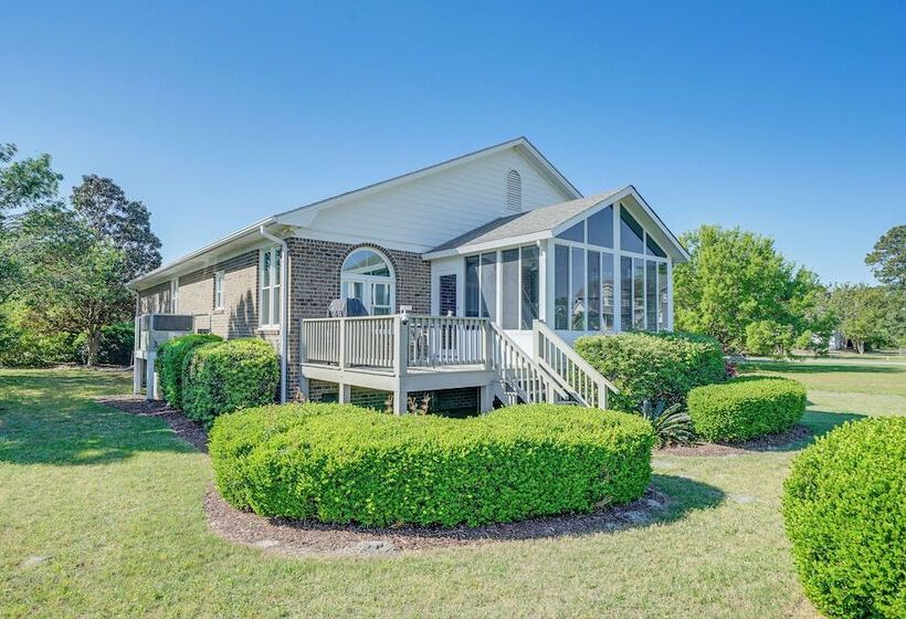 Wilmington Home W/ Sunroom & Private Deck!