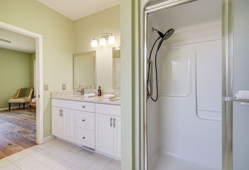 Wilmington Home W/ Sunroom & Private Deck!