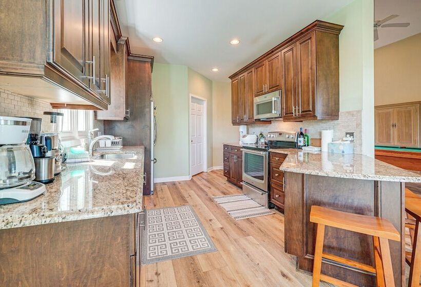 Wilmington Home W/ Sunroom & Private Deck!