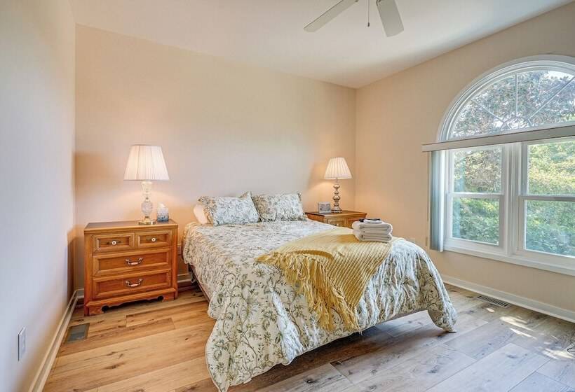 Wilmington Home W/ Sunroom & Private Deck!