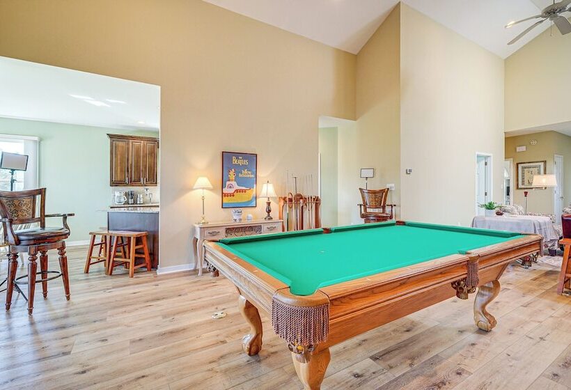 Wilmington Home W/ Sunroom & Private Deck!