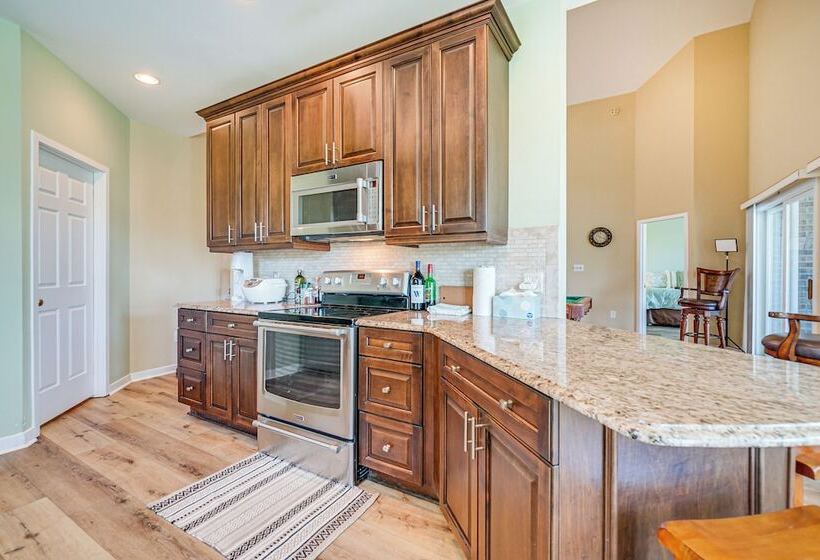 Wilmington Home W/ Sunroom & Private Deck!