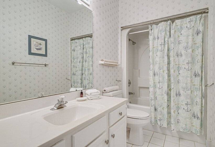 Wilmington Home W/ Sunroom & Private Deck!