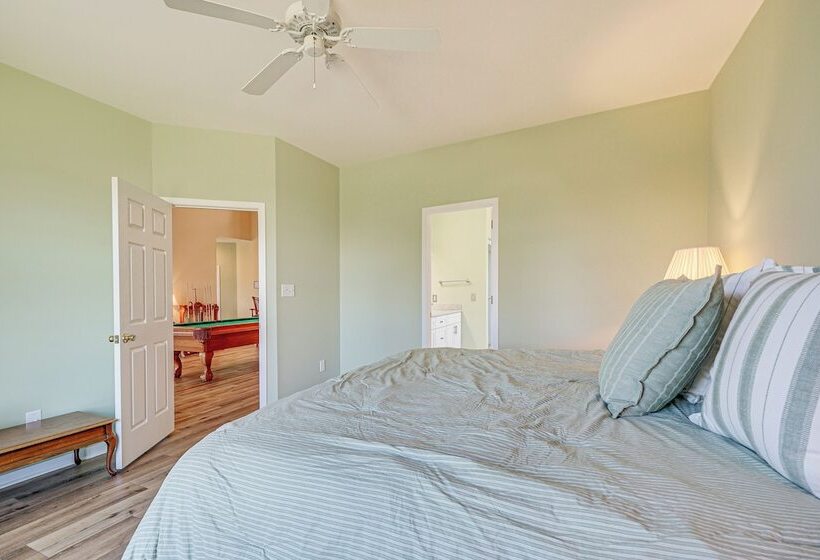 Wilmington Home W/ Sunroom & Private Deck!