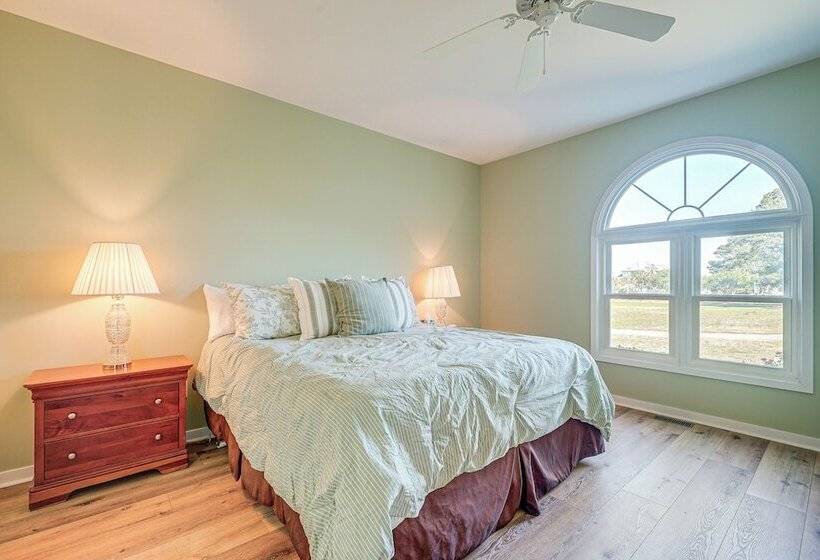 Wilmington Home W/ Sunroom & Private Deck!