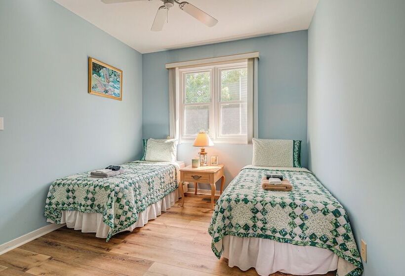 Wilmington Home W/ Sunroom & Private Deck!