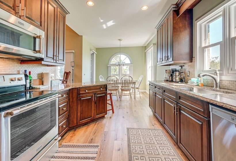 Wilmington Home W/ Sunroom & Private Deck!