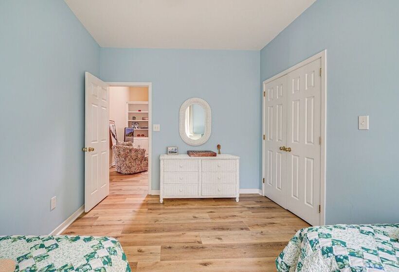 Wilmington Home W/ Sunroom & Private Deck!