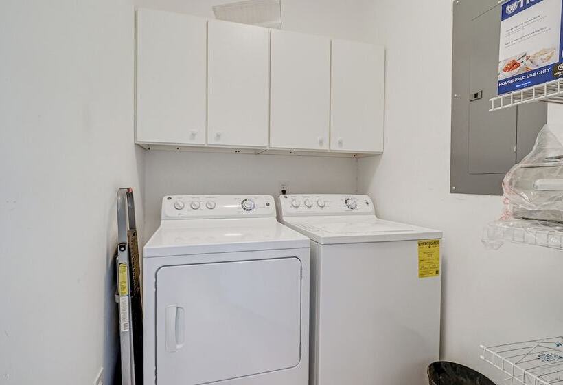 Wilmington Home W/ Sunroom & Private Deck!