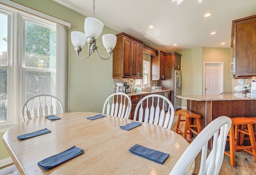 Wilmington Home W/ Sunroom & Private Deck!