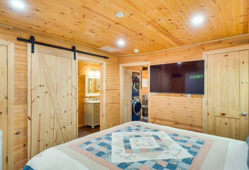 Cozy Hemphill Cabin W/ Lake Views & Deck!