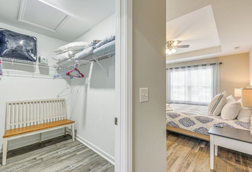 Oak Island Beach House ~ 1/2 Mi To Shore!