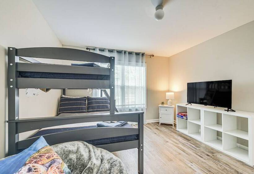 Oak Island Beach House ~ 1/2 Mi To Shore!