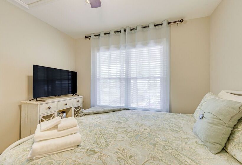 Oak Island Beach House ~ 1/2 Mi To Shore!