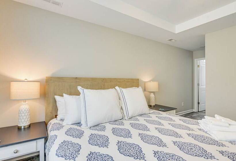 Oak Island Beach House ~ 1/2 Mi To Shore!