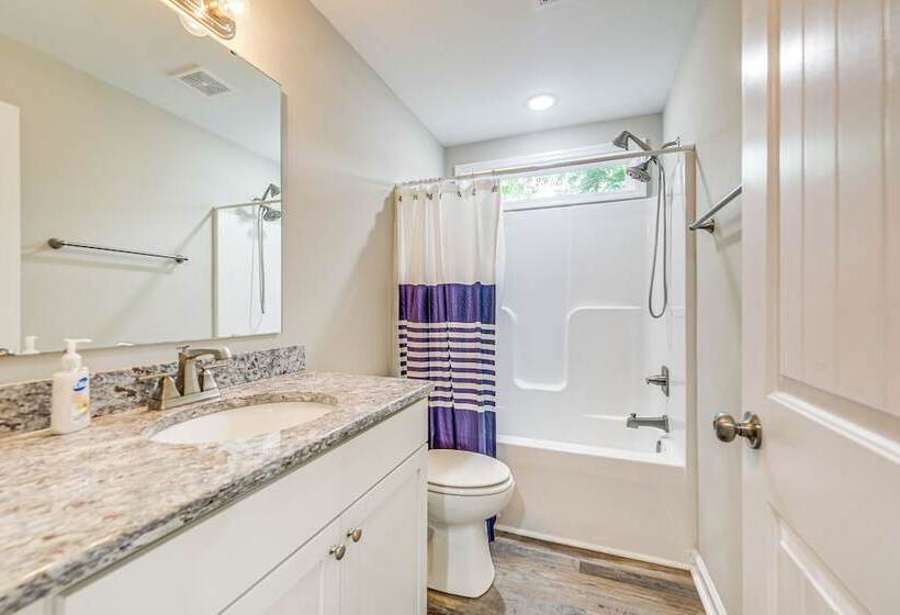 Oak Island Beach House ~ 1/2 Mi To Shore!