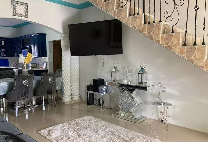 اقامتگاه 1 Bedroom Blissful Retreat   A/c & Private Garden