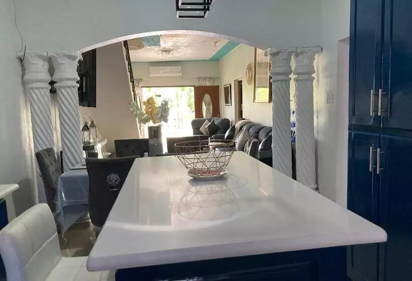 اقامتگاه 1 Bedroom Blissful Retreat   A/c & Private Garden