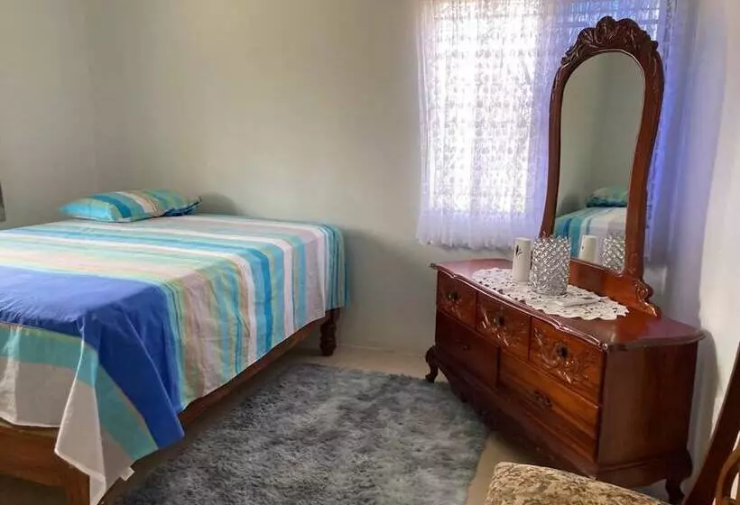 اقامتگاه 1 Bedroom Blissful Retreat   A/c & Private Garden
