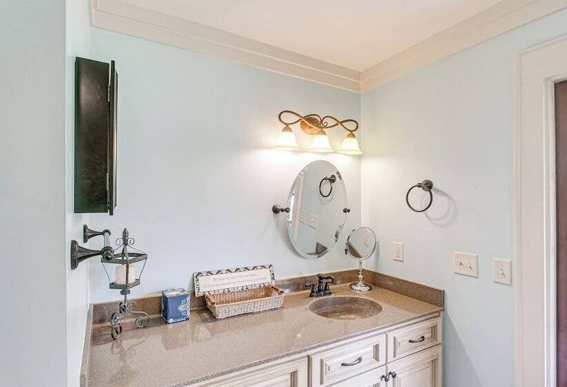 7 Mi To Downtown Fitzgerald: Spacious Home W/ Deck