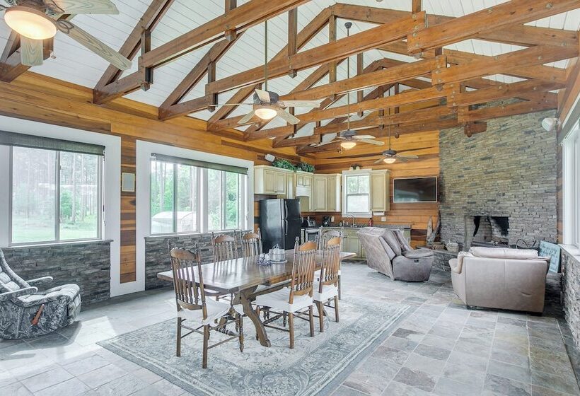 7 Mi To Downtown Fitzgerald: Spacious Home W/ Deck