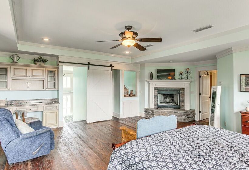 7 Mi To Downtown Fitzgerald: Spacious Home W/ Deck