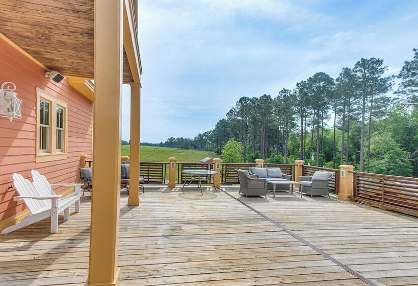 7 Mi To Downtown Fitzgerald: Spacious Home W/ Deck