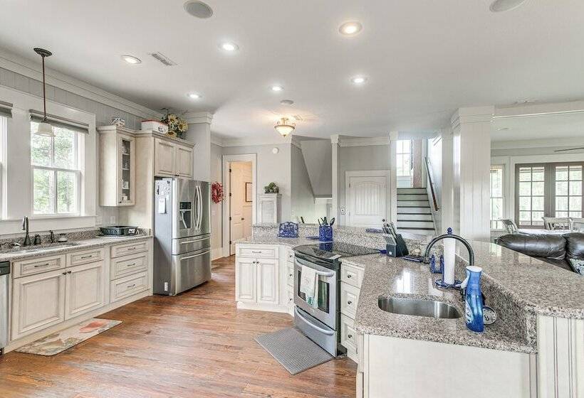 7 Mi To Downtown Fitzgerald: Spacious Home W/ Deck