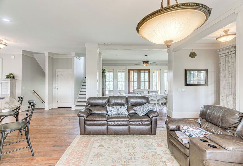 7 Mi To Downtown Fitzgerald: Spacious Home W/ Deck