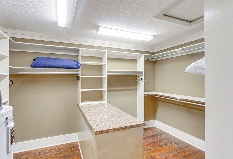 7 Mi To Downtown Fitzgerald: Spacious Home W/ Deck