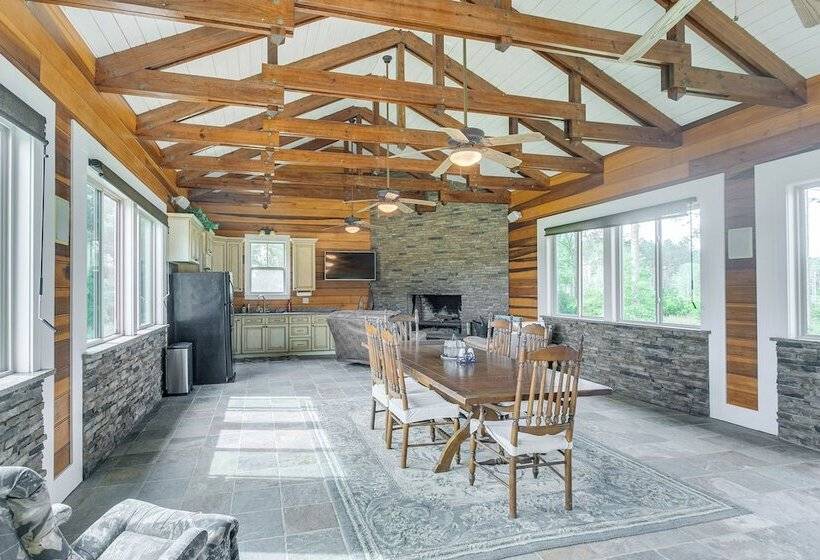 7 Mi To Downtown Fitzgerald: Spacious Home W/ Deck