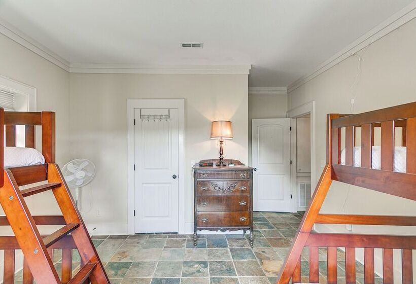 7 Mi To Downtown Fitzgerald: Spacious Home W/ Deck