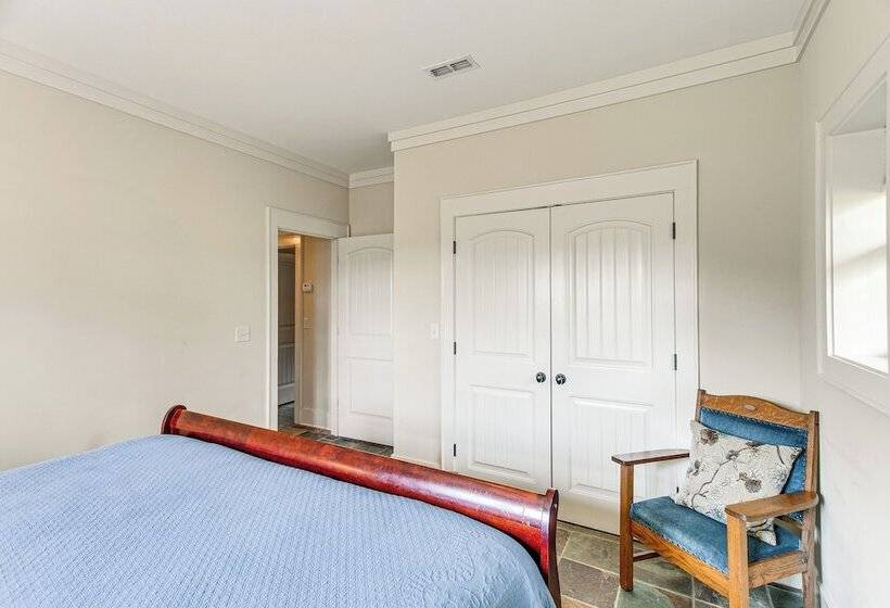 7 Mi To Downtown Fitzgerald: Spacious Home W/ Deck