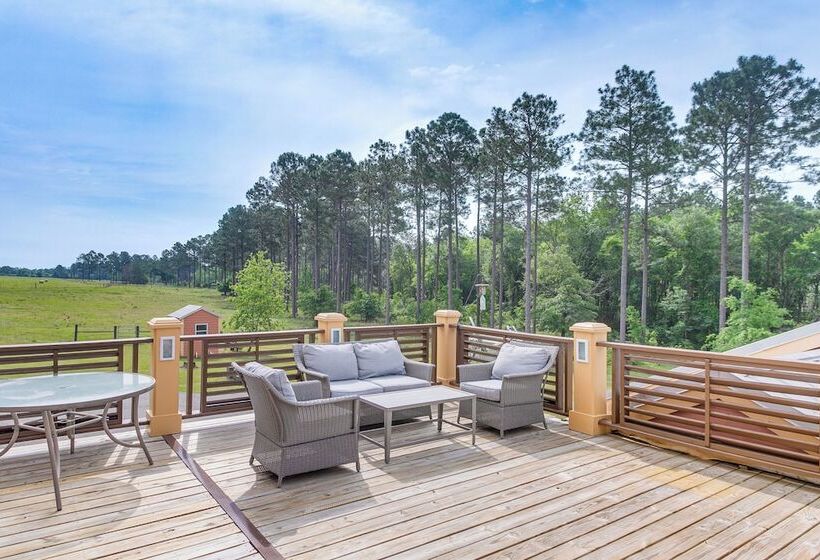 7 Mi To Downtown Fitzgerald: Spacious Home W/ Deck